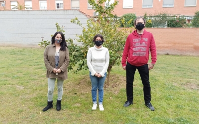 Marta Morell (al centre) acompanyada dels responsables de l'Espai Jove de la Creu de Barberà, Cristina Martínez i  Joan Gasull | Pere Gallifa